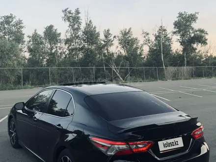 Toyota Camry 2018 года за 8 400 000 тг. в Уральск – фото 3