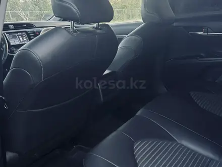 Toyota Camry 2018 года за 8 400 000 тг. в Уральск – фото 11