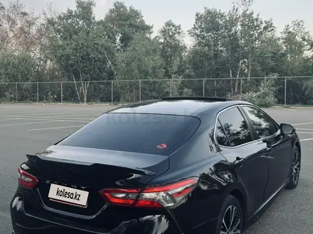 Toyota Camry 2018 года за 8 400 000 тг. в Уральск – фото 2