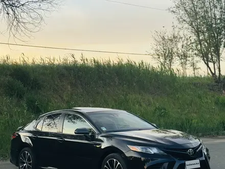 Toyota Camry 2018 года за 8 400 000 тг. в Уральск