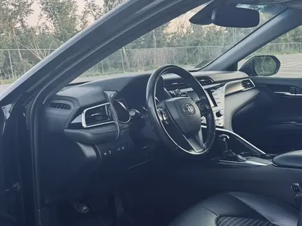 Toyota Camry 2018 года за 8 400 000 тг. в Уральск – фото 8