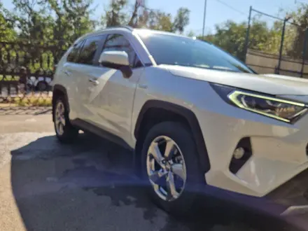 Toyota RAV4 2021 года за 21 500 000 тг. в Алматы – фото 2