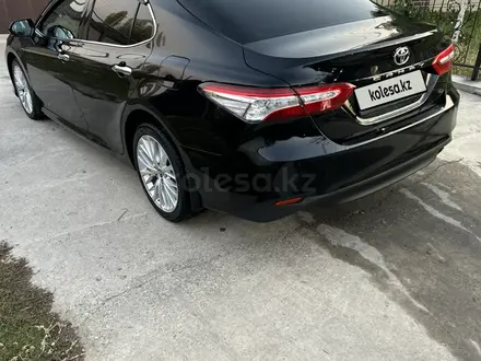 Toyota Camry 2018 года за 13 100 000 тг. в Алматы – фото 4