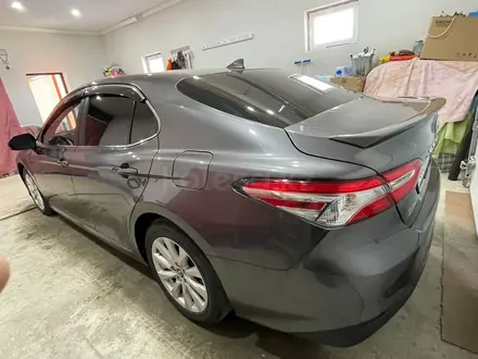 Toyota Camry 2019 года за 12 500 000 тг. в Атырау – фото 2