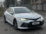 Toyota Camry 2023 года за 19 500 000 тг. в Алматы