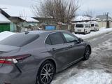 Toyota Camry 2022 года за 15 500 000 тг. в Шымкент – фото 4