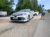 Toyota Camry 2020 года за 15 800 000 тг. в Шымкент – фото 2