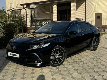 Toyota Camry 2021 года за 14 900 000 тг. в Уральск