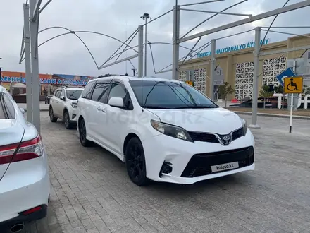 Toyota Sienna 2014 года за 11 899 999 тг. в Актобе