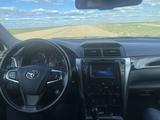 Toyota Camry 2015 года за 10 500 000 тг. в Державинск – фото 4