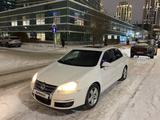 Volkswagen Jetta 2010 года за 2 800 000 тг. в Астана – фото 2