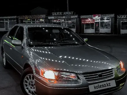 Toyota Camry 1998 года за 3 300 000 тг. в Алматы – фото 2