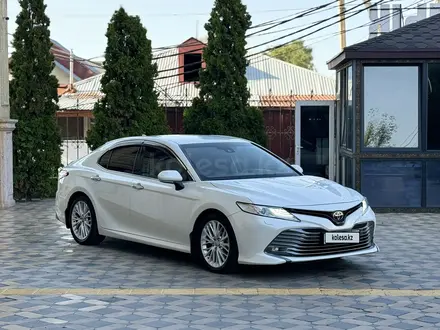 Toyota Camry 2018 года за 13 600 000 тг. в Алматы – фото 3