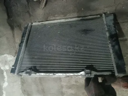 Радиатор на 124 mercedes 601 двигатель за 25 000 тг. в Караганда – фото 2