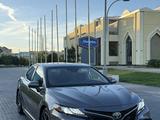 Toyota Camry 2021 года за 11 300 000 тг. в Туркестан – фото 2