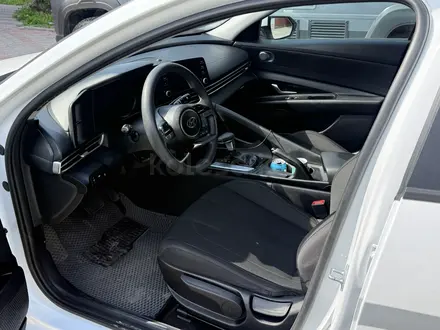Hyundai Elantra 2021 года за 7 900 000 тг. в Алматы – фото 2