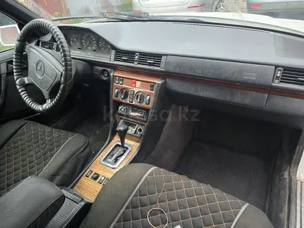 Mercedes-Benz E 220 1994 года за 1 900 000 тг. в Усть-Каменогорск – фото 3