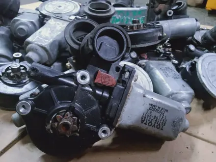 Оригинальный моторчик стеклоподъемника на Toyota Camry за 7 000 тг. в Алматы