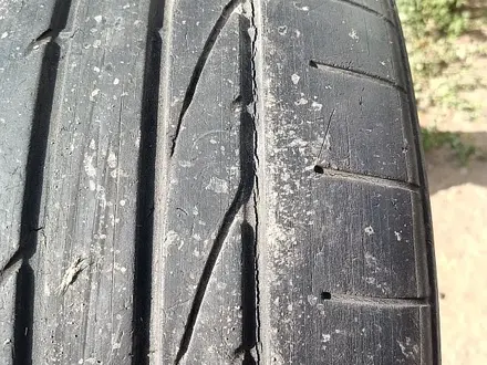 ОДНА шина 255/45 R20 — "Bridgestone Dueler H/P" (Япония), летняя. за 15 000 тг. в Астана – фото 3