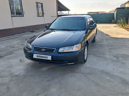 Toyota Camry 2000 года за 3 500 000 тг. в Алматы – фото 2