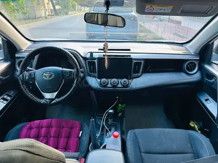 Toyota RAV4 2016 года за 10 300 000 тг. в Уральск – фото 2