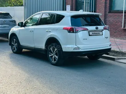 Toyota RAV4 2016 года за 10 300 000 тг. в Уральск