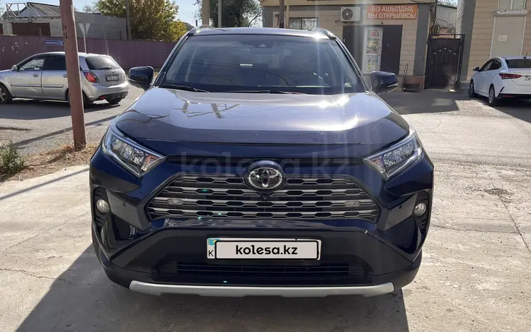 Toyota RAV4 2021 года за 16 000 000 тг. в Атырау