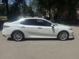 Toyota Camry 2018 года за 13 600 000 тг. в Алматы