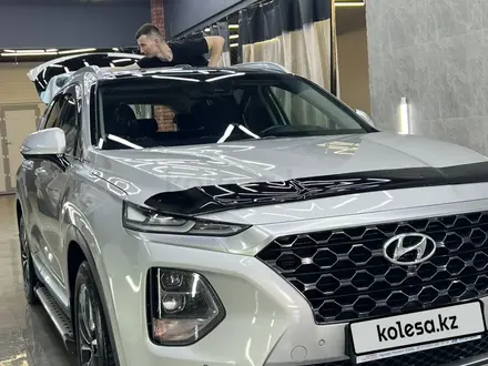 Hyundai Santa Fe 2020 года за 15 500 000 тг. в Атырау – фото 2