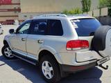 Volkswagen Touareg 2005 года за 4 400 000 тг. в Алматы – фото 5