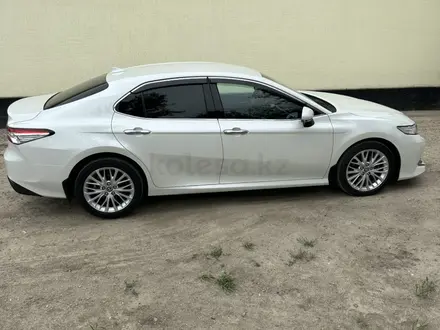 Toyota Camry 2020 года за 15 000 000 тг. в Атырау – фото 11
