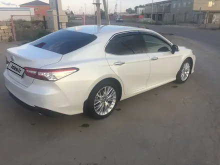 Toyota Camry 2020 года за 15 000 000 тг. в Атырау – фото 13