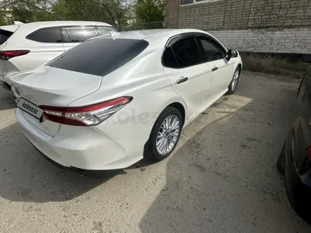 Toyota Camry 2020 года за 15 000 000 тг. в Атырау – фото 22