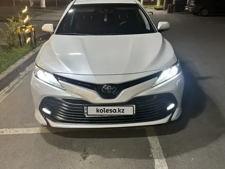 Toyota Camry 2020 года за 15 000 000 тг. в Атырау – фото 2