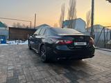 Toyota Camry 2021 годаүшін12 250 000 тг. в Актобе – фото 4