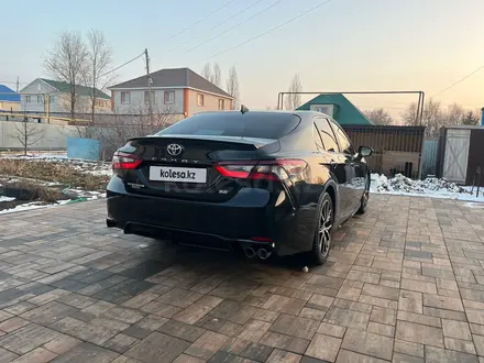 Toyota Camry 2021 года за 12 250 000 тг. в Актобе – фото 3