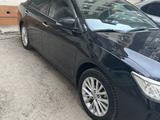 Toyota Camry 2015 года за 10 600 000 тг. в Шымкент – фото 2