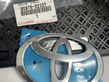 90975-02237 эмблема переднего бампера TOYOTA за 25 000 тг. в Алматы