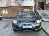 Volkswagen Touareg 2004 года за 4 000 000 тг. в Атырау – фото 2