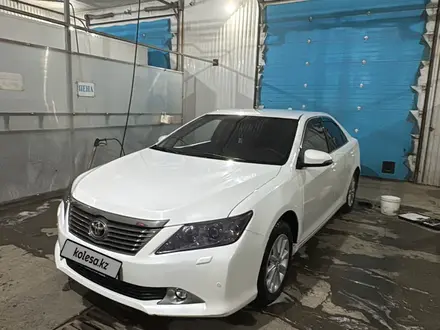 Toyota Camry 2013 года за 10 300 000 тг. в Актобе – фото 3