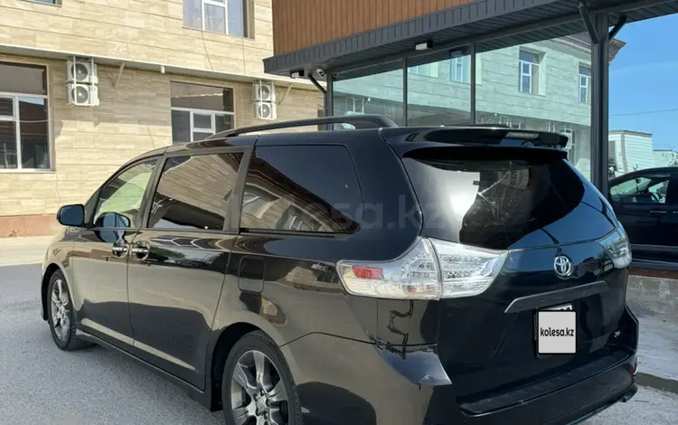 Toyota Sienna 2015 года за 15 000 000 тг. в Актау