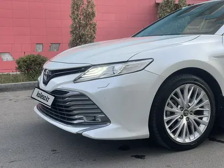 Toyota Camry 2018 года за 14 600 000 тг. в Алматы – фото 10