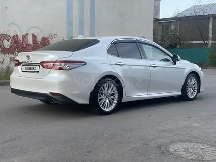 Toyota Camry 2018 года за 14 600 000 тг. в Алматы – фото 13