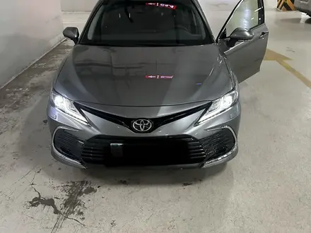 Toyota Camry 2023 года за 19 000 000 тг. в Астана – фото 2