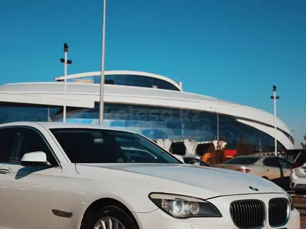 BMW 750 2011 года за 12 000 000 тг. в Алматы – фото 11