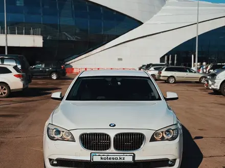 BMW 750 2011 года за 12 000 000 тг. в Алматы – фото 14