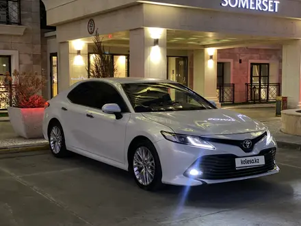 Toyota Camry 2019 года за 12 330 000 тг. в Атырау – фото 2