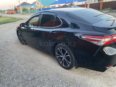 Toyota Camry 2018 года за 12 000 000 тг. в Актобе – фото 3