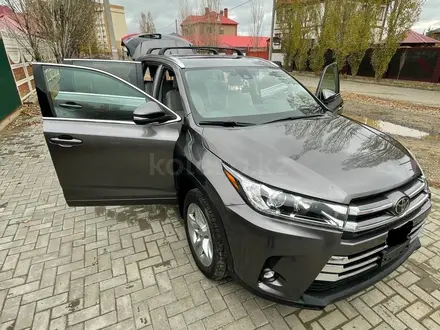 Toyota Highlander 2018 года за 18 000 000 тг. в Актобе – фото 10