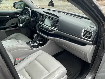 Toyota Highlander 2018 года за 18 000 000 тг. в Актобе – фото 43